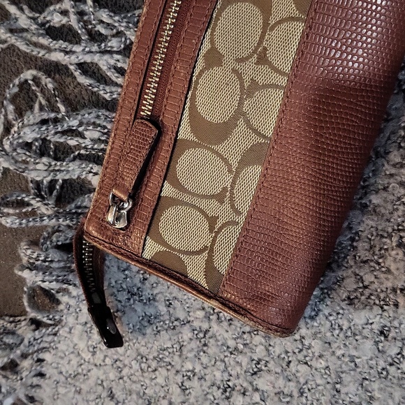 Coach Clutch - Picture 5 of 12